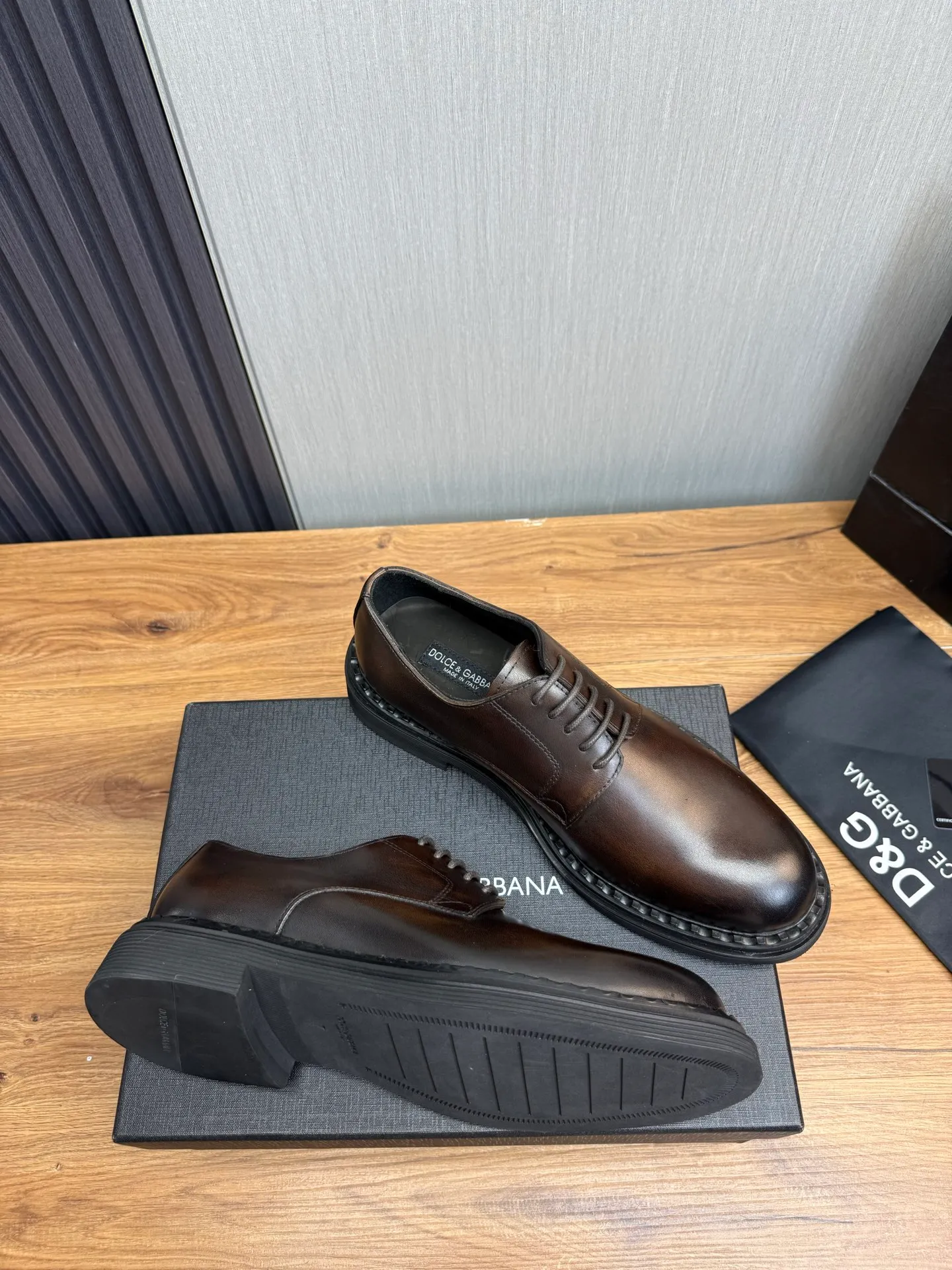 Men's shoes 💰900💰 DG. Men's casual lace-up leather shoes, the latest hot style 🔥 1:1 original purchase quality, top quality goods ⬆️The upper is imported open-edge beaded cowhide, cowhide, and cow suede. The hand-made three-dimensional stitching highlights the round toe design. The inner foot pads are all imported cowhide, with the original wear-resistant foam outsole, matching code 39-44, (38, 45 custom-made, non-returnable)
